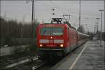 143 085 fhrt mit einer S1, von Dsseldorf nach Dortmund, in Bochum-Ehrenfeld ein. (05.01.08)
