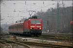 Die Dsseldorfer 143 870 bringt am Morgen des 24.02.2008 eine S1 von Dsseldorf Hbf nach Dortmund Hbf und wird vor dem Haltepunkt Bochum-Ehrenfeld ins Visier genommen.