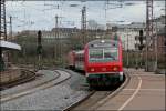 S1, von Dortmund Hbf nach Dsseldorf Hbf, fhrt in Essen Hbf ein. Schiebelok ist die 143 262. (18.03.2008)