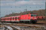 Mit UIC-Nummer und neuen(?) Drehgestellen erreicht die 143 357 mit einer S1, von Dsseldorf Hbf nach Dortmund Hbf, den Haltepunkt Bochum-Ehrenfeld. (23.03.2008)