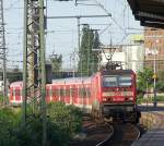 Die sehr dreckige 143 298-8 fhrt mit einer S8 in den Hbf von Neuss ein am 20.05.08