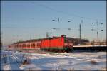 143 823 (9180 6 143 823-3 D-DB) hat ihre Kontrollziffer an der Front verloren. Hier rollt sie mit einer S1 in Bochum-Ehrenfeld ein. (06.01.2009)
