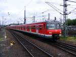 Ein Vollzug der S-Bahn-Baureihe 420 bei der Einfahrt in den Dsseldorfer Hbf als Linie S 7 nach Solingen-Ohligs am 20. Juni 2008.