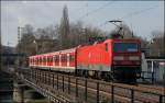 143 259 (9180 6143 259-0 D-DB) befindet sich, verglichen mit anderen 143er, in einem guten Pflegezustand als sie am 07.03.2009 eine S5 nach Dortmund Hbf schob. 
