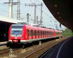 Hier verlassen 422 043/543 und 422 045/545 als S1 den Hauptbahnhof von Duisburg in Richtung Dortmund. 16.07.09