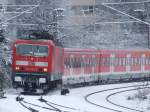 Eine S6, gezogen von 143 597, kommt am 03.01.2010 anmutig um die Kurve am Essener Hbf, wo die Zugfahrt endet.