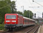 Die S6 nach Essen mit Schublok 143 823 bei der Ausfahrt in Leverkusen-Mitte 28.7.09