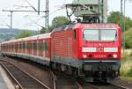 Die 143 030-5 zieht die S8 von Dortmund nach Mnchengladbach durch Wuppertal Vowhinkel am 24.07.2010