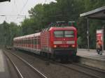 143-854-8 mit einem Zug der Linie S6, Dsseldorf Benrath, 23.07.2010