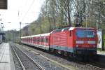 Am 2. April 2011 schiebt 143 357-2 eine S6 nach Kln-Nippes aus Hsel (S).