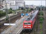 Blick ber den S-Bahn-Bahnhof Dsseldorf-Wehrhahn am 02.09.2006. 143 614 hlt mit der S1 in Richtung Dortmund Hbf.