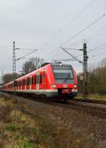 Ein Zug der Linie S8/S5 nach Dortmund ist hier gerade an der Einfahrt zum Bahnhof Kleinenbroich zu sehen, geführt wird er vom 422 053-9. 11.1.2014