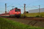 Nach Nippes ist hier die S6 unterwegs die von der 143 643-5 bei Berghausen gen Köln gezogen wird. 9.11.2014