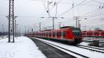 422 024-0,422 508-2 beide von DB als S1 aus Solingen Hbf) nach Dortmund-Hbf und fährt in Duisburg-Hbf ein.
Bei Schnee am Kalten Mittag vom 25.1.2015.