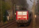 Die 143 608-8 bei der Einfahrt in den Bahnhof Erkrath. Sie hat gerade die Steilstrecke zwischen Hochdahl und Erkrath befahren. Das Foto stammt vom 12.04.2007