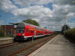 Ein S-Bahn zug mit 3  Wagen steht im Endbahnhof Rostock, Seehafen-Nord.