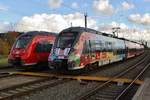 442 340-6 trifft am 13.11.2017 als S1 nach Warnemünde im Rostocker Hauptbahnhof auf 442 854-6 als S3 von Warnemünde nach Güstrow.