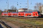 445 002-2 fährt am 17.11.2017 als S3 von Güstrow nach Warnemünde aus dem Rostocker Hauptbahnhof aus.