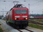 Die 143 827-4 mit einem Steuerwagen als Ersatz fr den Desiro auf der Strecke Rostock-Seehafen nach Hbf.(22.07.04) 