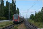 S1 aus Warnemnde nach Rostock Hbf am 20.06.09 kurz vor dem nchsten Halt Rostock Holbeinplatz.Schublok war die 143 852.