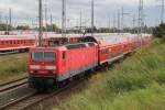 143 841-5 mit S2 von Gstrow nach Warnemnde bei der Einfahrt im Rostocker Hbf.30.08.2011