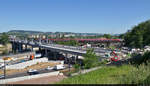 Während sich unten der Verkehr über die B 10 quält, bewegt sich ein 430er-Trio über die Neckarbrücke bei Stuttgart-Bad Cannstatt, die bald einem unübersehbaren Neubau