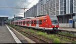 423 836-6 wartet mit einem Schwestertriebzug auf Gleis 2 in Stuttgart Hbf auf die Abfahrt. Der S-Bahn-Tunnel war zu diesem Zeitpunkt wegen umfassender Bauarbeiten gesperrt.

🧰 S-Bahn Stuttgart
🚝 S4 Stuttgart Hbf–Backnang
🕓 1.8.2021 | 17:02 Uhr

(Smartphone-Aufnahme)
