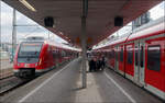Bahnsteigbild mit Fluchtpunkt - 

Der S-Bahn-Endbahnhof Schorndorf der Stuttgarter Linie S2. Links der Hausbahnsteig, rechts ein Sackgleis. Die S-Bahnzüge stehen dadurch versetzt zueinander.

05.08.2021 (M)