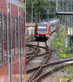 Auf dem selben Gleis - 

... fahren die beiden S-Bahnen aufeinander zu. Links eine Bahn der Linie S3 die auf Gleis 2 im Bahnhof Stuttgart-Bad Cannstatt wendete und jetzt ihre Fahrt beginnt. Gleichzeitig kommt ihr aus Richtung Waiblingen ein Zug der Linie S2 entgegen. Dieser wird, wie man an der Weichenstellug erkennt im Bild nach links zum Halt an Gleis 1 fahren, während die S3 über den erste Gleiswechsel nach rechts fahren wird.

24.07.2024 (M)
