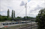 Der Hängesteg über die Gleisanlagen - 

... am Stuttgarter Nordbahnhof, die auch das Umsteigen von der S-Bahn zu den Stadtbahnlinien an der Haltestelle Löwentorbrücke ermöglichen. Auf Höhe des Pylons führt eine Rampe hinunter zum S-Bahnsteig.

23.07.2024 (M)

