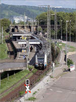 Blick vom Fußgängersteg - 

... auf die S-Bahnstation Nordbahnhofstraße. Hinter der S-Bahnstation sieht man das Kreuzungsbauwerk auf dem die Gäubahn über die S-Bahngleise hinweg geführt werden. 

Zum Anschluss der vorhandenen S-Bahngleise an die neuen Gleise zur neuen Station Mittnachtstraße ist dieses Kreuzungsbauwerk wenn ich es richtig weiß, weshalb eine vorzeitige Kappung der Gäubahn in Vaihingen dann schon vor Inbetriebnahme des neuen Hauptbahnhofes nötig sein wird. Angedacht wurde auch ein Interim-Endhalt der Gäubahn in der Nähe des Nordbahnhofes mit Anschluss an die dortige S-Bahnen und Stadtbahnen, der sogenannte Nordhalt, was aber inzwischen wieder aufgegeben wurde.

Der Sinn der Andreaskreuze erschließt sich auf dem Bild nicht, aber biegt man im Bild nach rechts ab, muss ein dort verlaufendes Gütergleis gequert werden.

22.03.2024 (M)