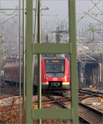 Die Rückfront im Mastrahmen - 

Der Versuch war es wert, ich wusste vorher nicht ob es passen würde.

Eine abfahrende S-Bahn der Linie S3 nach Backnang im Bahnhof Stuttgart-Bad Cannstatt.

21.01.2025 (M)