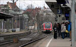 Alltägliches aus Ludwigsburg -     Die S-Bahn der Linie S5 von Bietigheim nach Stuttgart-Schwabstraße fährt auf Gleis 3 in den Ludwigsburger Bahnhof ein.