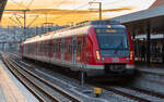 Im Sonnenuntergang fährt die S3 in ihren Startbahnhof Stuttgart Vaihingen ein.