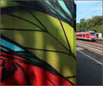 Bunte Farben im Sommerrain III -     Bemalter Beton (erlaubtes Graffiti) im S-Bahnhof Stuttgart-Sommerrain.