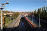 An der Schleuse -    S-Bahn-Langzug auf der Neckarbrücke in Stuttgart-Bad Cannstatt.