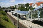 S-Bahn Station  Echterdingen . 1993 wurde die Flughafen-S-Bahn in Stuttgart in Betrieb genommen. Ein Echterdingen entstand eine etwa 500 Meter lange knapp unter der Oberflche liegende Tunnelstrecke an deren stlichen Ende die Station eingerichtet wurde. Die westlichen Teile des Bahnsteiges (im Bildhintergrund) sind noch berdeckt, whrend der mittlere Bahnsteigteil im offenen Einschnitt liegt. Im stlichen Bereich wurde ein Parkhaus ber die Gleise und den Bahnsteig errichtet. 24.6.2007 (Matthias