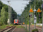 Masten, Schienen, Signale, Schilder und ein Zug -    Aus diesen schlichten Zutaten lässt sich ein hoffentlich ansprechendes Bahnbild gestalten.