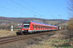 Am 21.02.2020 fährt ein von 430 514 angeführter Vollzug als S2 Schorndorf-Vaihingen zwischen Grunbach und Beutelsbach durch das noch sehr sonnige Remstal. 