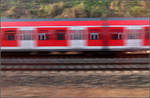 Der Mitzieher in der Bewegungsunschärfe -

Begegnung zweier S-Bahnen auf der Linie S2 auf der Rampe zwischen Stuttgart-Sommerrain und Fellbach.

Die drei bewegungsunscharfen Türen erinnern mich an die Fronten von U-Bahnzügen mit Front-Fluchttüren.

26.03.2020 (M)