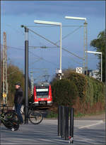 Zwischendrin die S-Bahn in leuchtendem Rot -

Ein bisschen Bahnfotografie beim Hundespaziergang.
Einfahrt einer S2 in die Station Rommelshauen.

31.03.2020 (M)