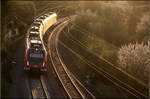 S-Bahn im Bogen und Streiflicht -    Blick vom Fußgängersteg der S-Bahnstation 'Stetten-Beinstein' auf einen Zug der Linie S2 in Richtung Schorndorf.