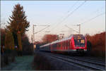 Nur der dritte Zugteil ist im Sonnenlicht II -

Der selbe S-Bahnzug wie auf dem ersten Bild jetzt als Nachschuss. 
Bei Weinstadt-Endersbach an der Remsbahn.

18.11.2020 (M)