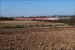 Zwischen Stadt und Feld - 

Die S-Bahn auf der Remsbahn trennt optisch die bebaute Landschaft von den Feldern im unteren Bildteil. Oben die Waiblinger Hochhaussiedlung Korber Höhe, links der Stadtteil Beinstein.

04.03.2022 (M)