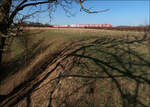 Der gekrümmte Schatten des Baumes -

... und die S-Bahn. An der Remsbahn bei Weinstadt-Endersbach. 

04.03.2022 (M)