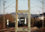 Ein Bild im Bild - 

Mastendurchblick zu einem Langzug der Baureihe 430 auf der Linie S2, der die Station 'Stetten-Beinstein' in Endersbach in Richtung Stuttgart verlassen hat.

Hinweis: Durch den Gleisbogen war es möglich so durch den Mast zu fotografieren, ohne zu nahe an das Gleis zu treten.

13.02.2022 (M)