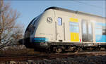 Vorbeifahrt II - 

... eines Vollzuges auf der Stuttgarter S-Bahnline S2 bei Rommelshausen. gebildet aus zwei Zügen der Baureihe 430 der neuen Serie. 

Mitzieher des Frontbereiches über dem ersten Drehgestell mit dem Führerhaus.

Interessant wie der Schattenverlauf die gebogene Kante verlässt und in die Rundung übergeht.

14.02.2023 (M)