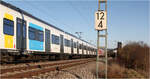 Frische Farben - und ein Rest Verkehrsrot im Mast - 

Ein S-Bahnzug der Baureihe 430 auf der S2 bei Weinstadt-Endersbach.

Ich bin mal gespannt ob die SSB die schwarze Türfarbe für die Stadtbahnen aufgreift und das dortige seit den achtziger Jahre übliche Farbschema abändert. Bei der neuen Zahnradbahn sind die Türen schon schwarz. Da die Bahnen der SSB eine gelbe Grundfarbe haben könnte man dann meinen, dass es dort nur 1. Klasse gibt, da bei der S-Bahn das 1. Klasse Abteil mit Gelb markiert ist.

13.02.2023 (M)