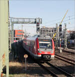 An der Spitzenbeleuchtung erkennbar -

... ist die neue Serie der S-Bahnen der Baureihe 430 erkennbar. Im Gegensatz zu den älteren Bahnen sind die LEDs jetzt aufgeteilt, oben die Frontbeleuchtung und unten das rote Schlusslicht. Vorher waren beide Beleuchtungen auf die gesamte Fläche verteilt.

Einfahrt eines S-Bahnzuges der neuen Serie der Baureihe 430 in den Bahnhof Waiblingen.

20.02.2023 (M)