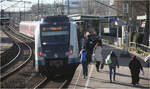 Ein S-Bahn-Langzug im Bahnhof Waiblingen -    Fahrgastwechsel eines S-Bahnzuges der Linie S2 an Bahnsteig 5 des Waiblinger Bahnhofes.